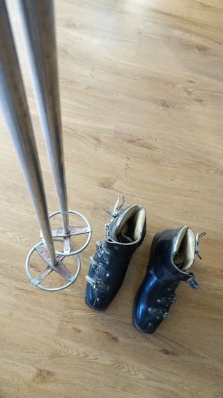 Botas y bastones de esquí años 60