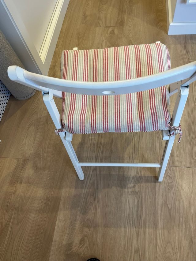 Silla plegable blanca con cojín