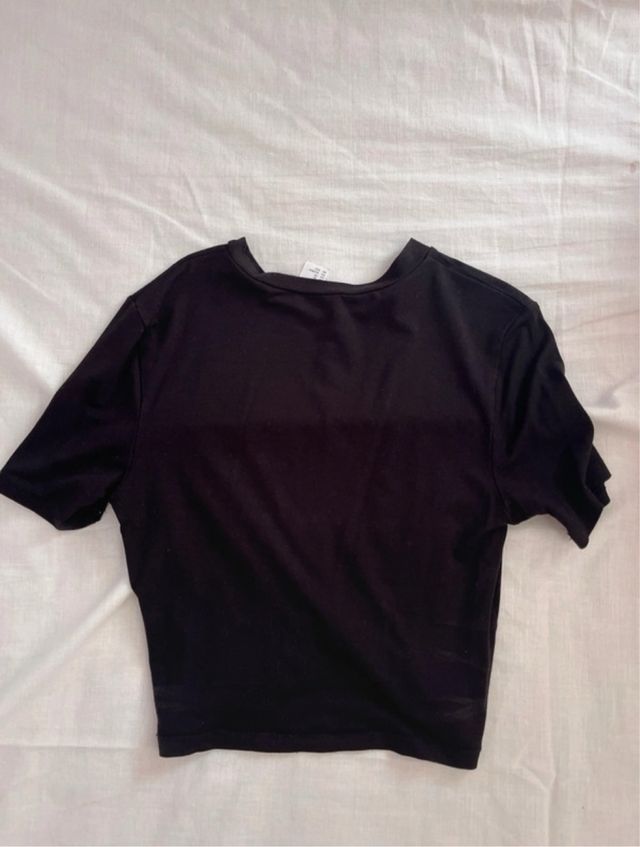 Camiseta H&M XS negra cruzada