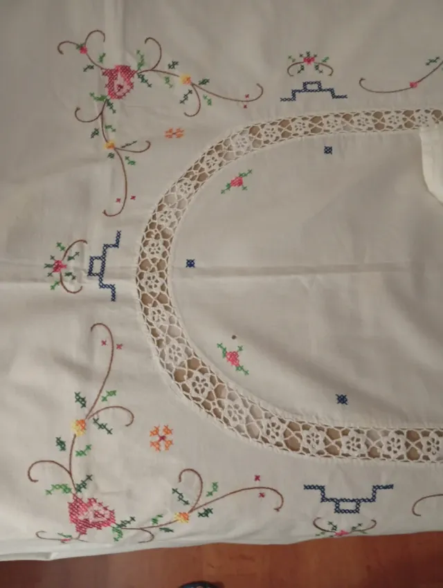 Toalha de mesa bordada com medidas interdoses 160/130