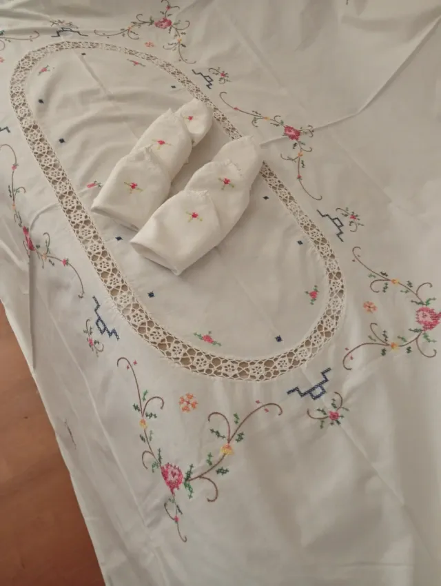 Toalha de mesa bordada com medidas interdoses 160/130