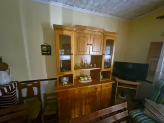 Mueble de madera con vitrina