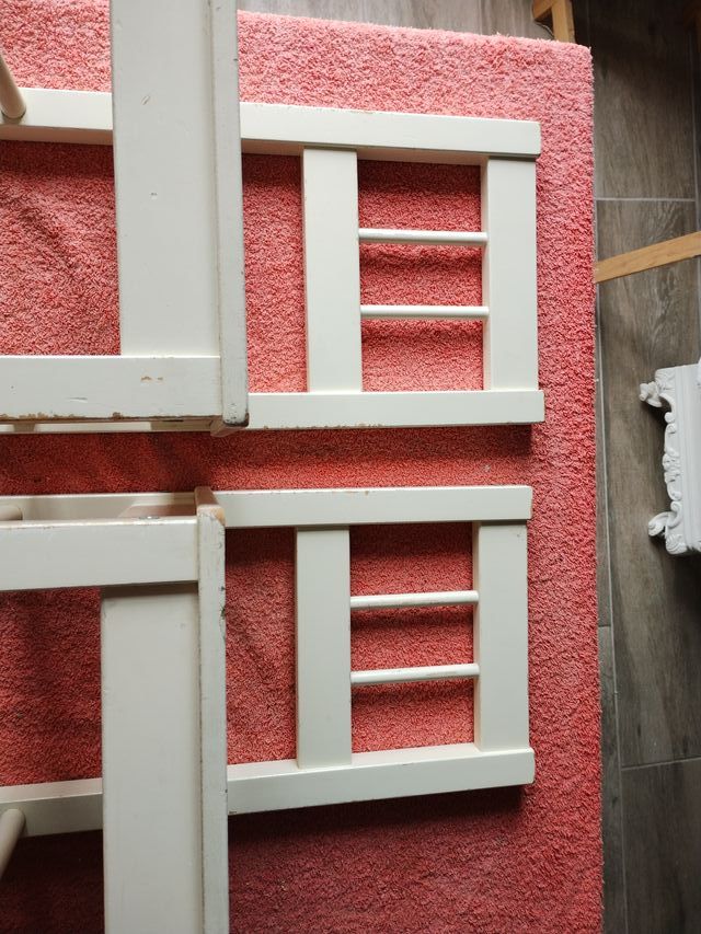Dos sillas de madera blanca para niños