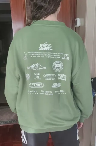 Sudadera verde con estampado