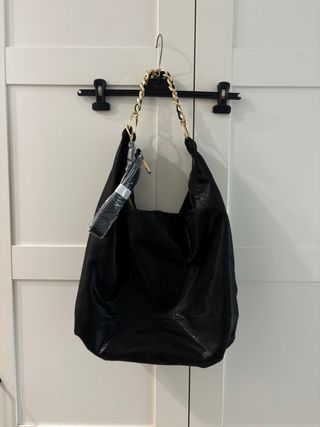 Borsa a tracolla nera con dettagli oro
