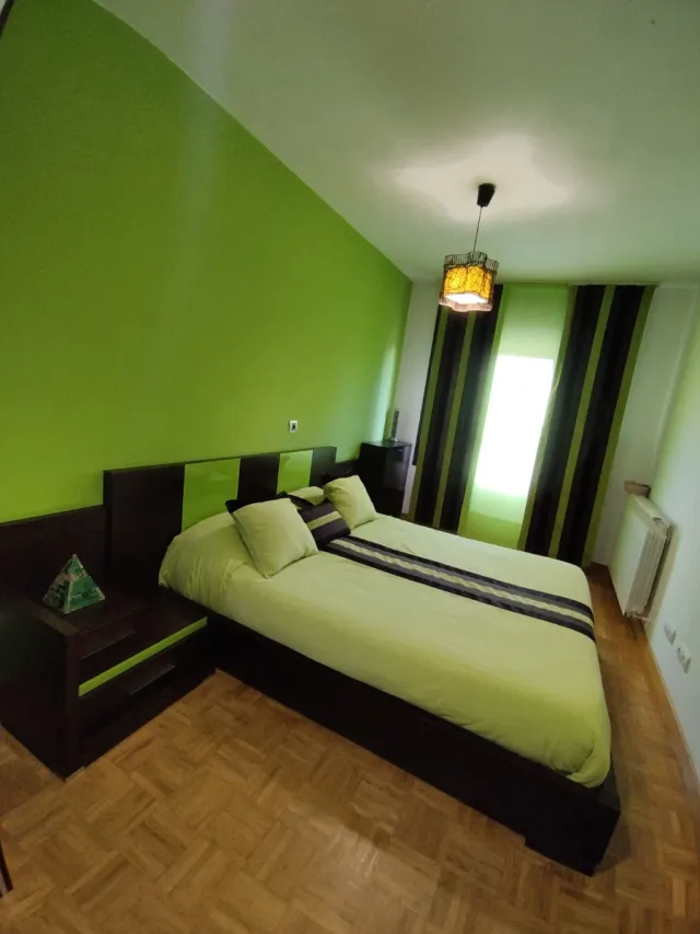 Dormitorio: Cama + Mesillas + Espejo