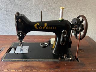 Máquina de coser antigua Corona con mueble