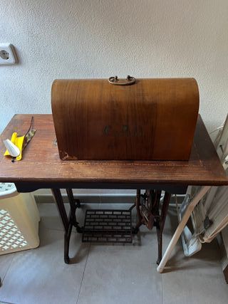 Máquina de coser antigua Corona con mueble