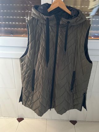 Chaleco acolchado con capucha ( 70 cm de sisa)