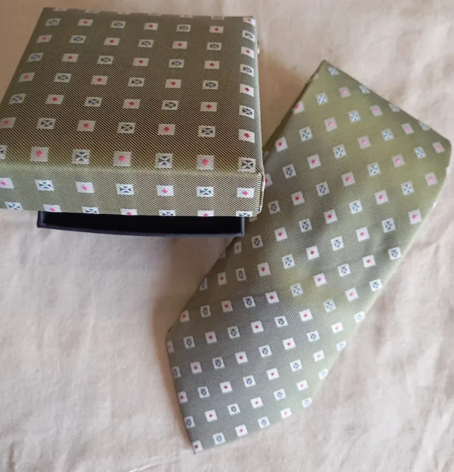 Corbata verde olivo con estampado