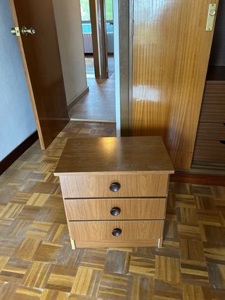 Cajonera de madera con tiradores dorados