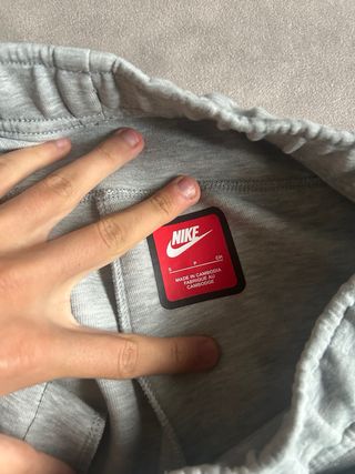 Pantalón Nike Tech Fleece Gris