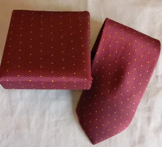 Corbata de seda con puntos dorados