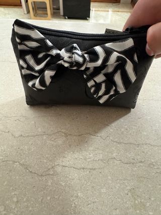 Pochette nera con fermaglio a fiocco