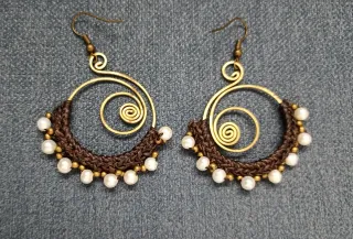 Pendientes espiral dorados y marrones