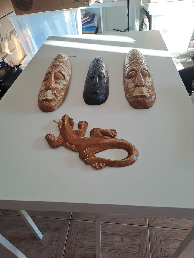 Máscaras, y salamandra decorativas 