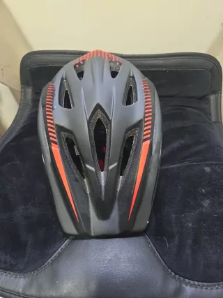Casco de bicicleta gris y rojo