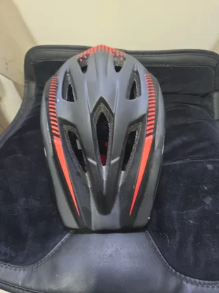 Casco de bicicleta gris y rojo