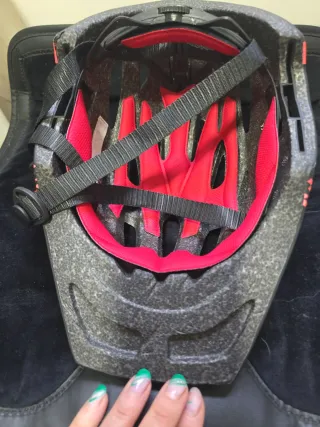 Casco de bicicleta gris y rojo