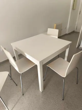 Mesa extensible comedor + 4 sillas