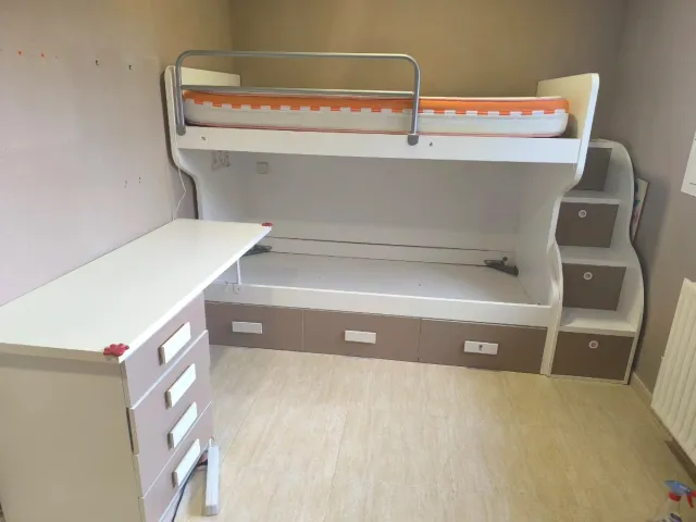 Dormitorio juvenil 2 camas + escritorio y escalera