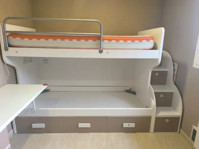 Dormitorio juvenil 2 camas + escritorio y escalera