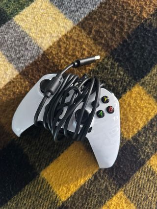 Mando Xbox con cable blanco