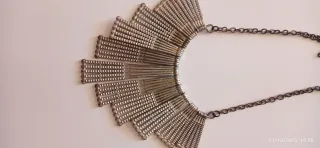 Collar plateado estilo abanico