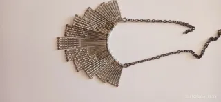 Collar plateado estilo abanico