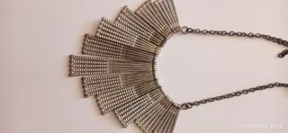 Collar plateado estilo abanico