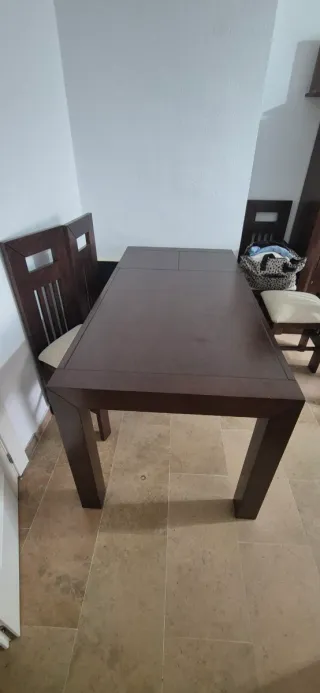 Mesa de comedor de madera