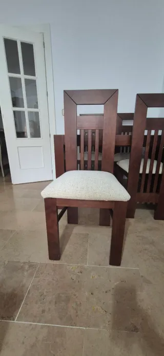 Mesa de comedor de madera