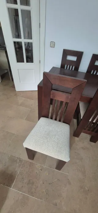 Mesa de comedor de madera