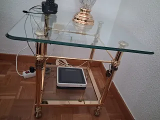 Mesa auxiliar de salón, cristal biselado y dorada