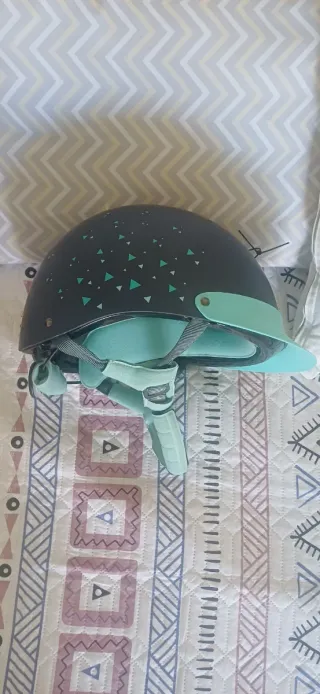 Casco de equitación negro con detalles