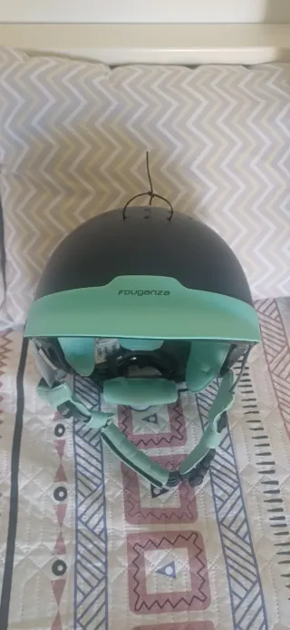 Casco de equitación negro con detalles