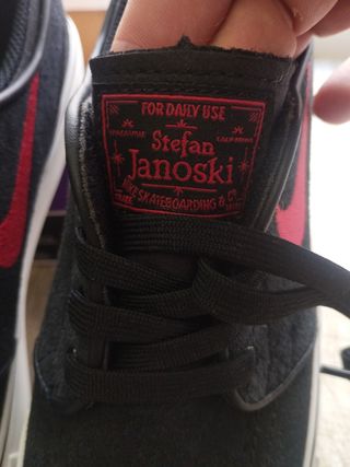 Zapatillas Nike Negras y Rojas. Talla 38'5. 