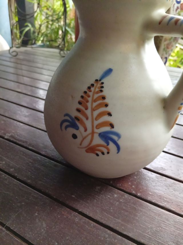 Jarra de cerámica Talavera azul y blanca