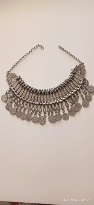 Collar plateado con monedas