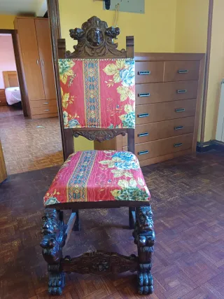 Silla antigua madera tallada tapizada