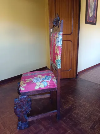 Silla antigua madera tallada tapizada