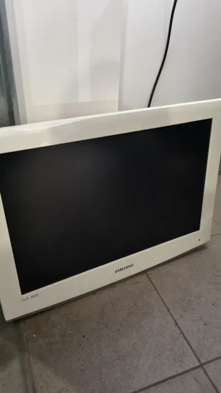 TV Samsung 22 pollici bianca