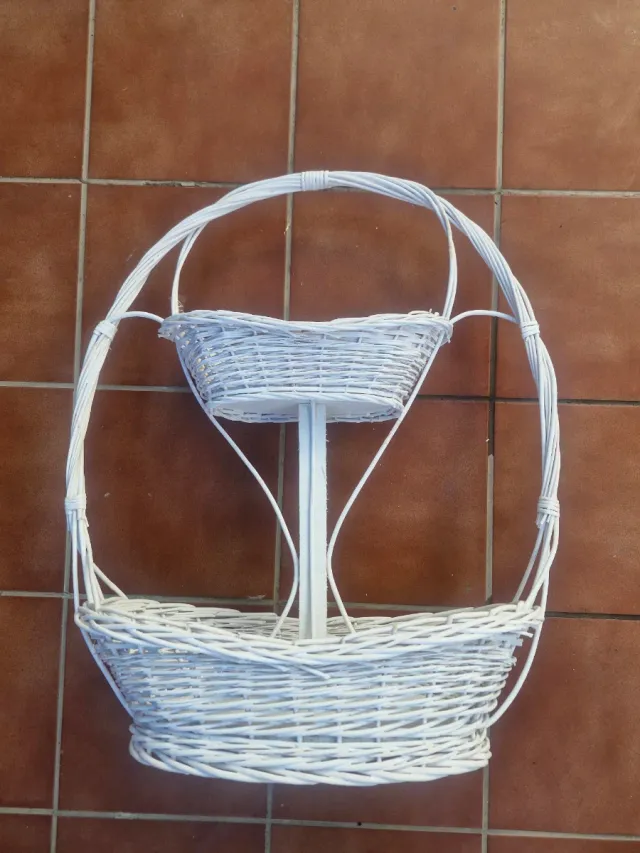 Cesta de mimbre blanca decorativa