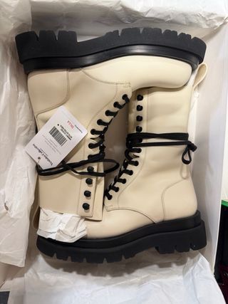 Iconici stivali Bottega Veneta beige