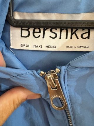 Cortavientos Bershka azul con corazón