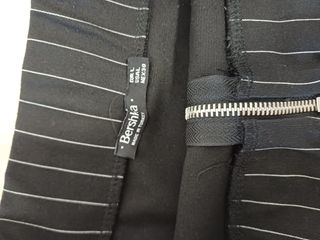 Falda negra con cremallera Bershka