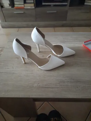 Zapatos de tacón blancos