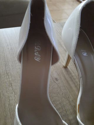 Zapatos de tacón blancos