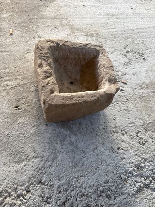 Comedero antiguo de piedra