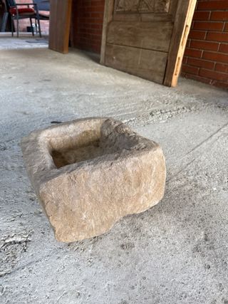 Comedero antiguo de piedra